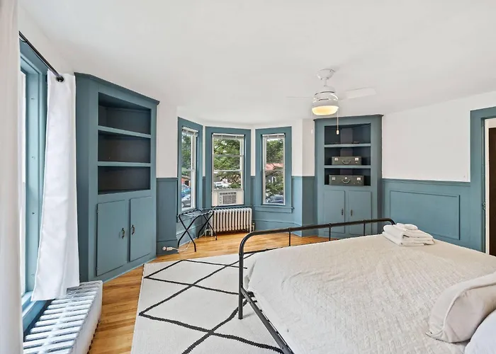 4-Bedroom Downtown Main St , Great Location!